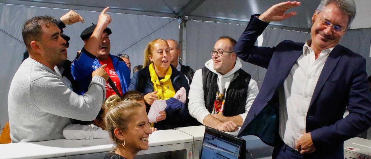 El alcalde, José Cacabelos, bromea con un grupo de comensales minutos después de la inauguración de la fiesta