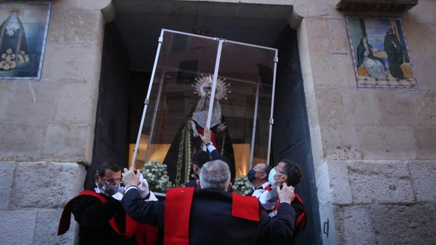 Así ha sido el traslado la Soledad Marinera desde el convento de las Monjas de la Sangre hasta el Monasterio de la Santa Faz