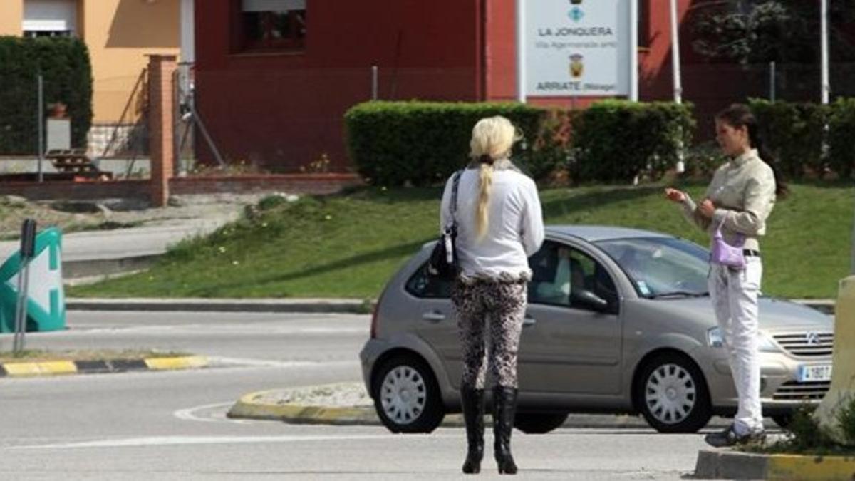 Una prostituta, en  una carretera de La Jonquera, en abril del año pasado