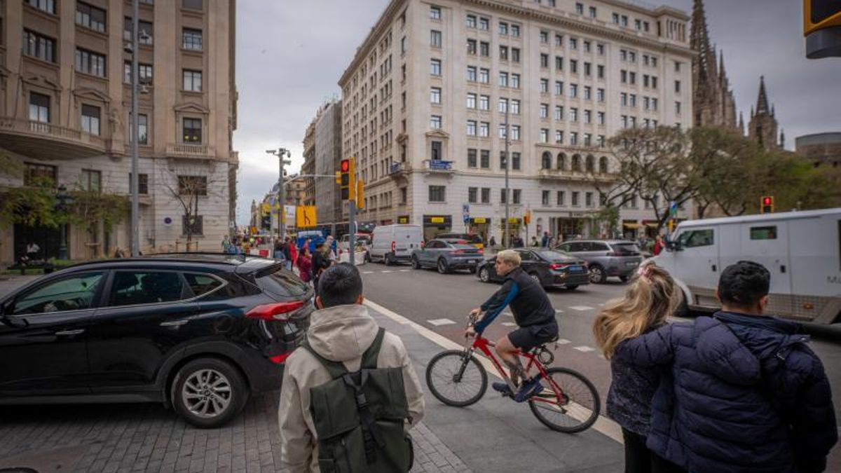 Peatones esperan que un coche y una bici pasen para poder cruzar. En realidad deberían pasar ellos y el coche y la bici, esperar.