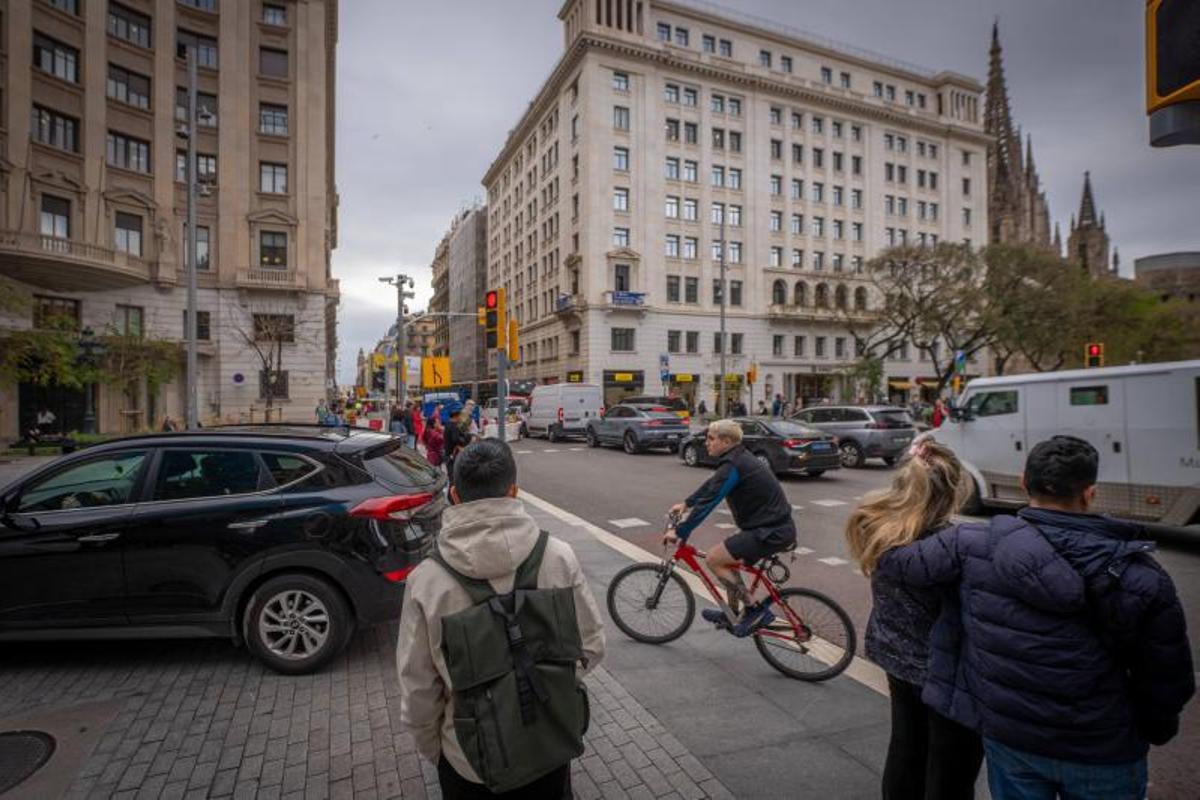 Peatones esperan que un coche y una bici pasen para poder cruzar. En realidad deberían pasar ellos y el coche y la bici, esperar. Peatones esperan que un coche y una bici pasen para poder cruzar. En realidad deberían pasar ellos y el coche y la bici, esperar.