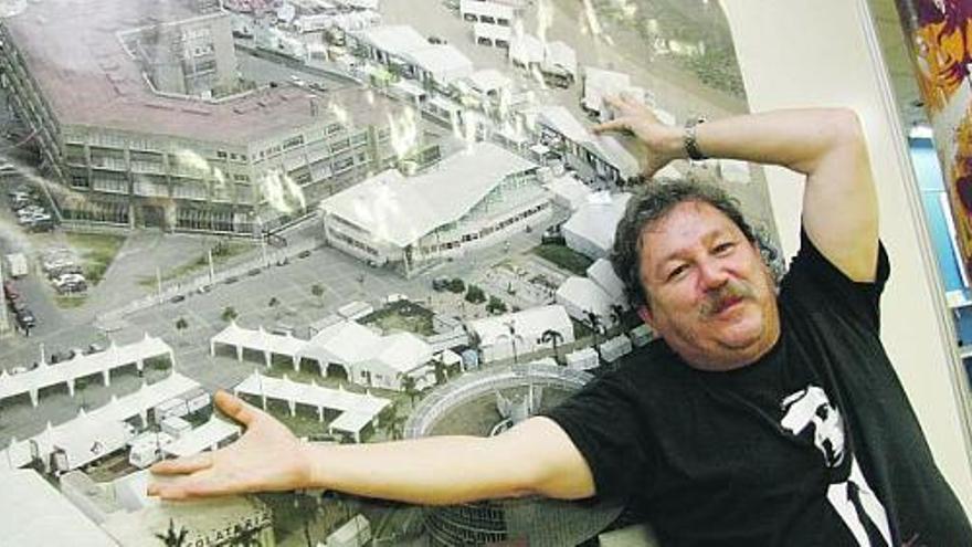 Paco Ignacio Taibo, junto a una fotografía de la pasada edición de la «Semana negra», en la playa del Arbeyal.