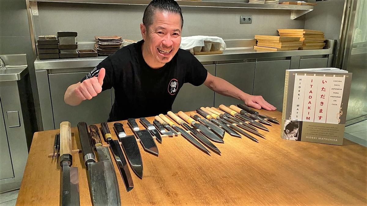 Hideki Matsuhisa, con los cuchillos que usa en el restaurante Koy Shunka, donde ha presentado el recetario 'Itadakimasu'.