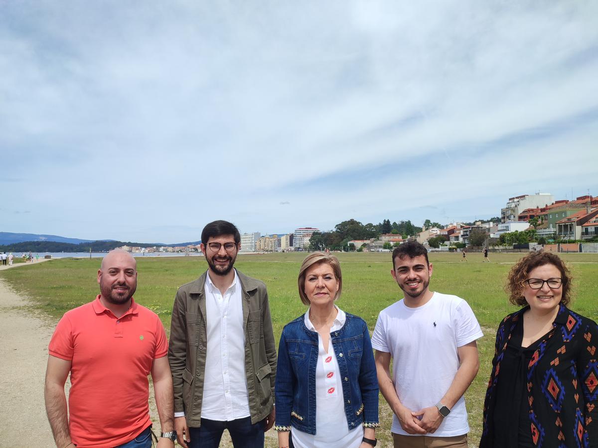 Ana Granja y algunos de sus colaboradores, en la playa vilagarciana.