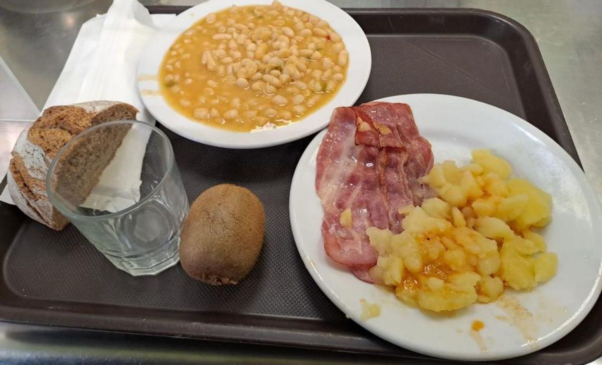 Las habas y las patatas con tocino servidas ayer por la institución.