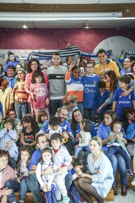 Los jugadores del Real Oviedo Valera y Vila visitan el colegio de educación especial de Latores