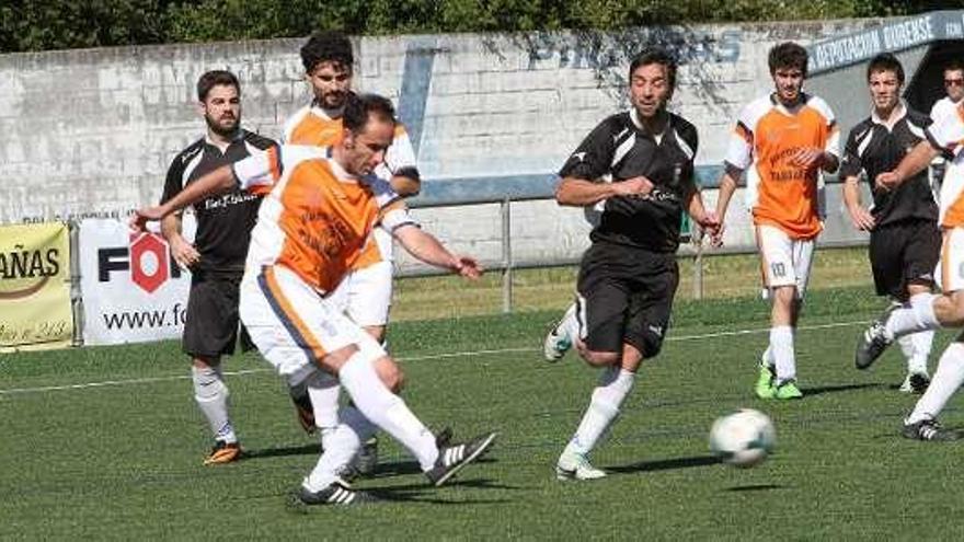 Antonio Gavilanes despeja un balón ante un contrario.