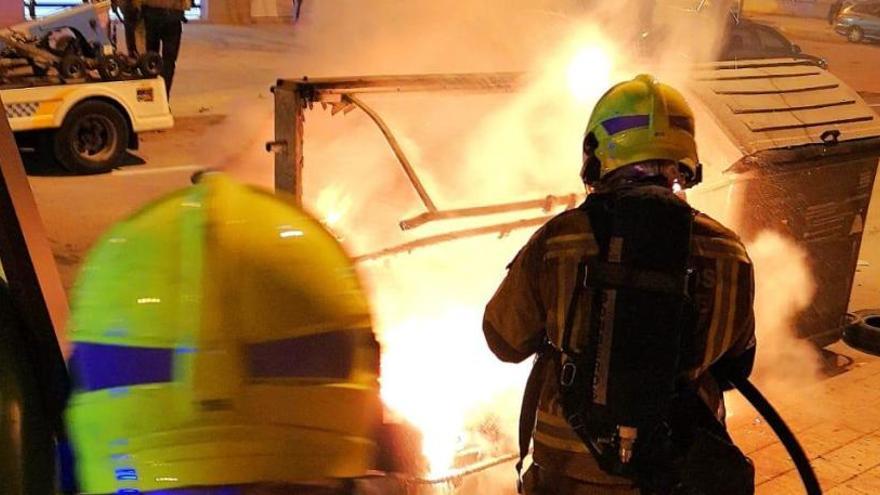 Los bomberos sofocan el incendio de un contenedor en Alicante