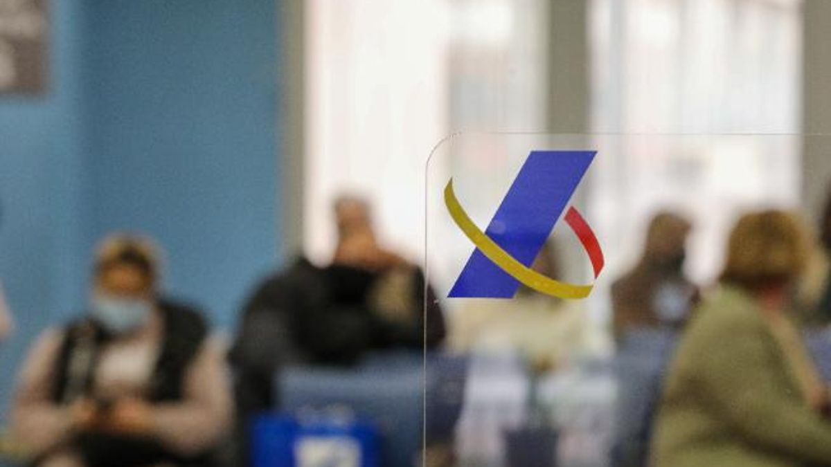 Varias personas esperan en una oficina habilitada por la Agencia Tributaria para la campaña de la Renta.