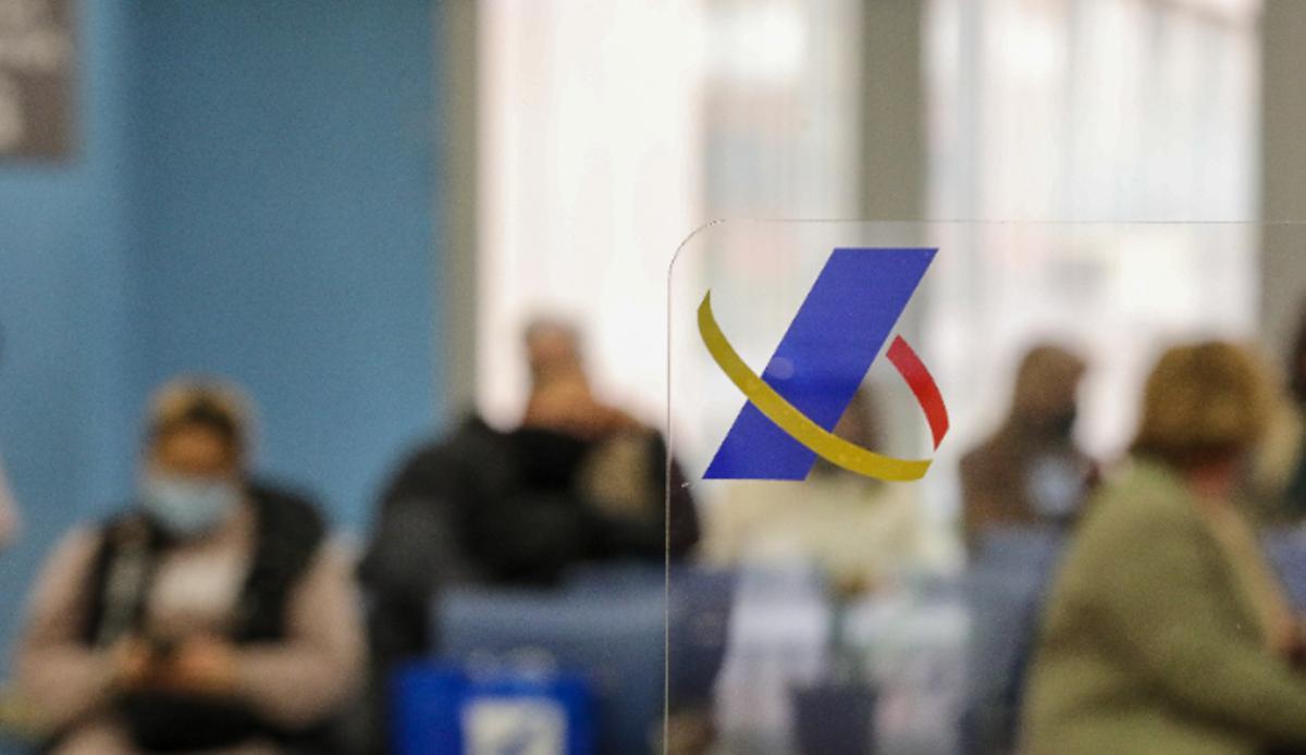 Varias personas esperan en una oficina habilitada por la Agencia Tributaria para la campaña de la Renta.