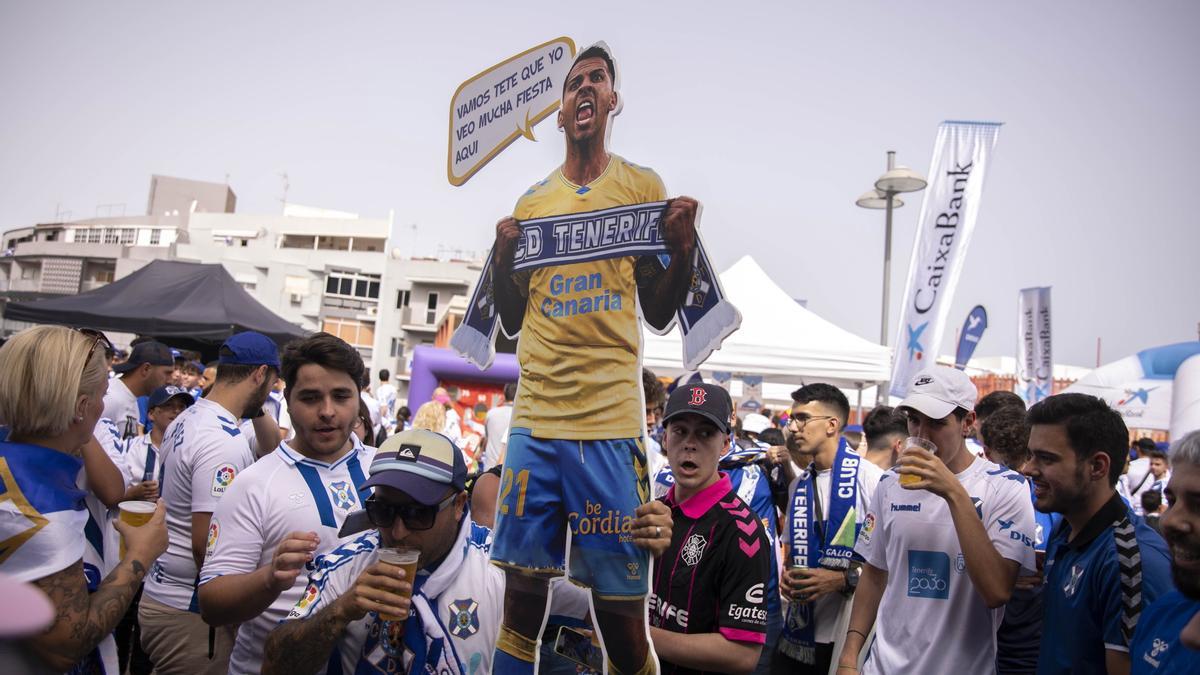 La afición del Tenerife, en la previa del pulso ante el Girona, con el cartel de 'veo mucha fiesta aquí' de Viera.