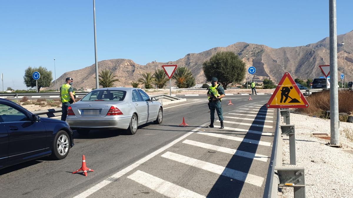 Primeros controlespara comprobar que los vehículos que entran en la Comunidad Valenciana tienen todos los permisos.