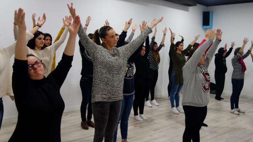 Alumnos del CEU realizando el taller de danza con discapacitados.