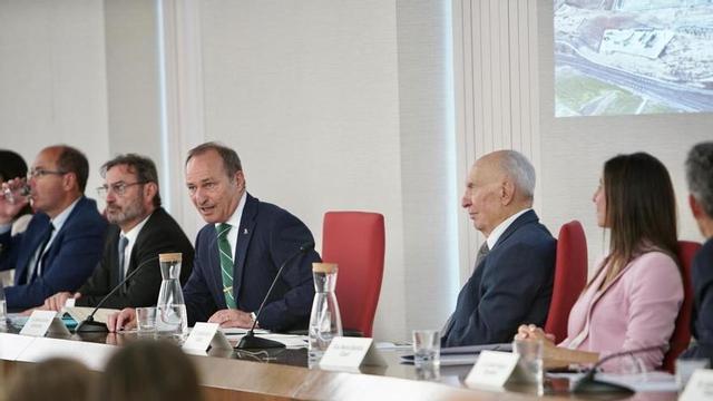 El conseller delegat Ramon Alsina intervé en la junta d’accionistes de bonÀrea Corporació junt amb el seu pare i fundador de l’empresa, Jaume Alsina, a la seva esquerra