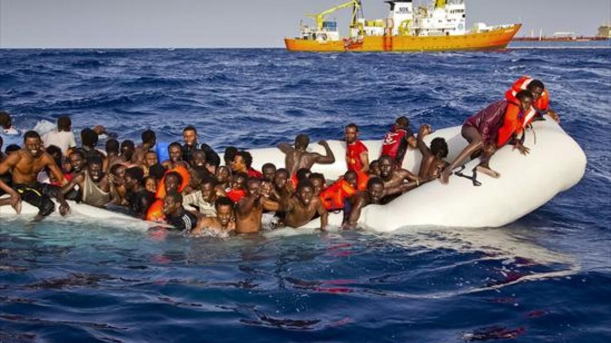 Rescate de una barcaza repleta de migrantes frente a las costas de Lampedusa.