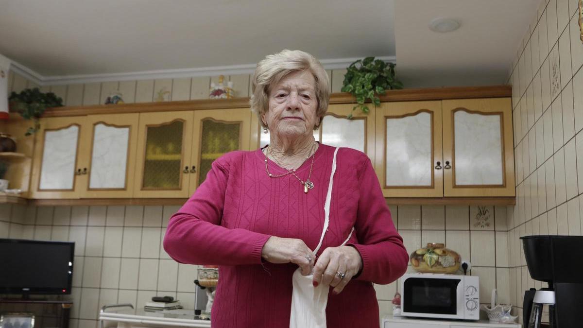 Anita Sirgo, con la bolsa donde llevaba el maíz que echaban a los esquiroles para llamarlos “gallinas” en la huelga del 68.