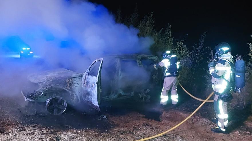 Arde un coche en el aparcamiento de un restaurante en la carretera de Sant Joan