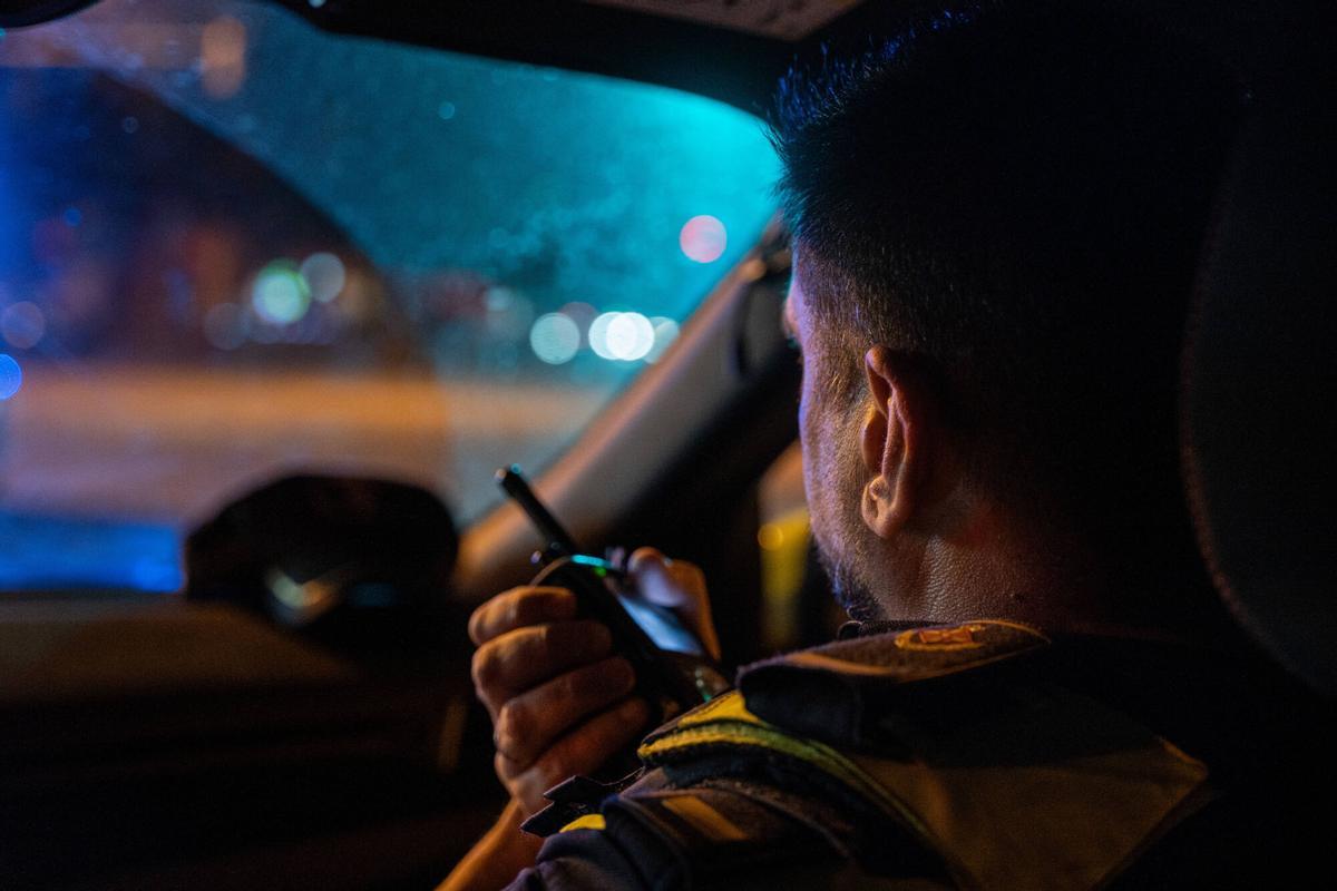 Agente de la Guardia Urbana de Barcelona, durante un patrullaje nocturno.