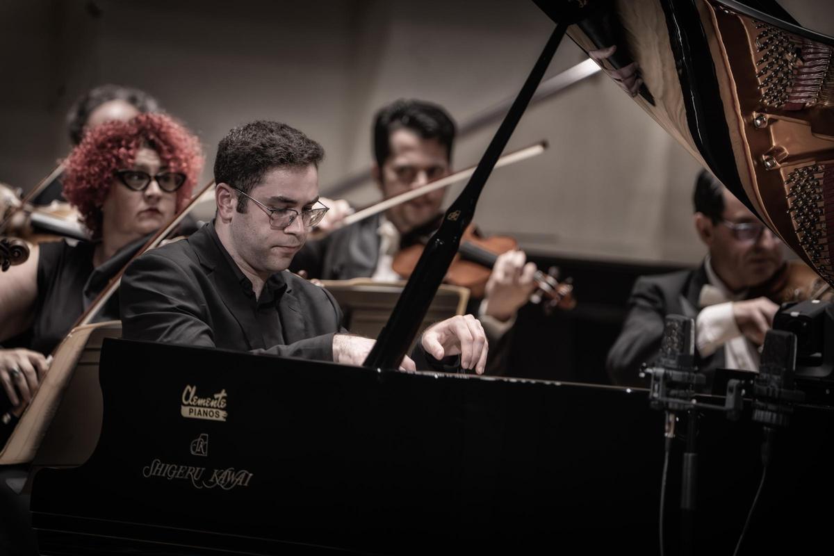 Nabeel Hayek tocando el piano durante un recital