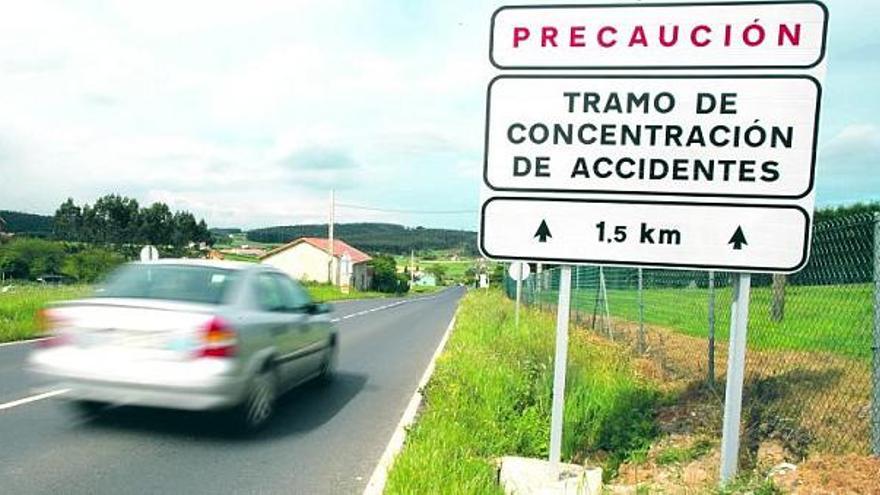 Un coche a gran velocidad entra en un tramo señalizado como de alta concentración de accidentes.