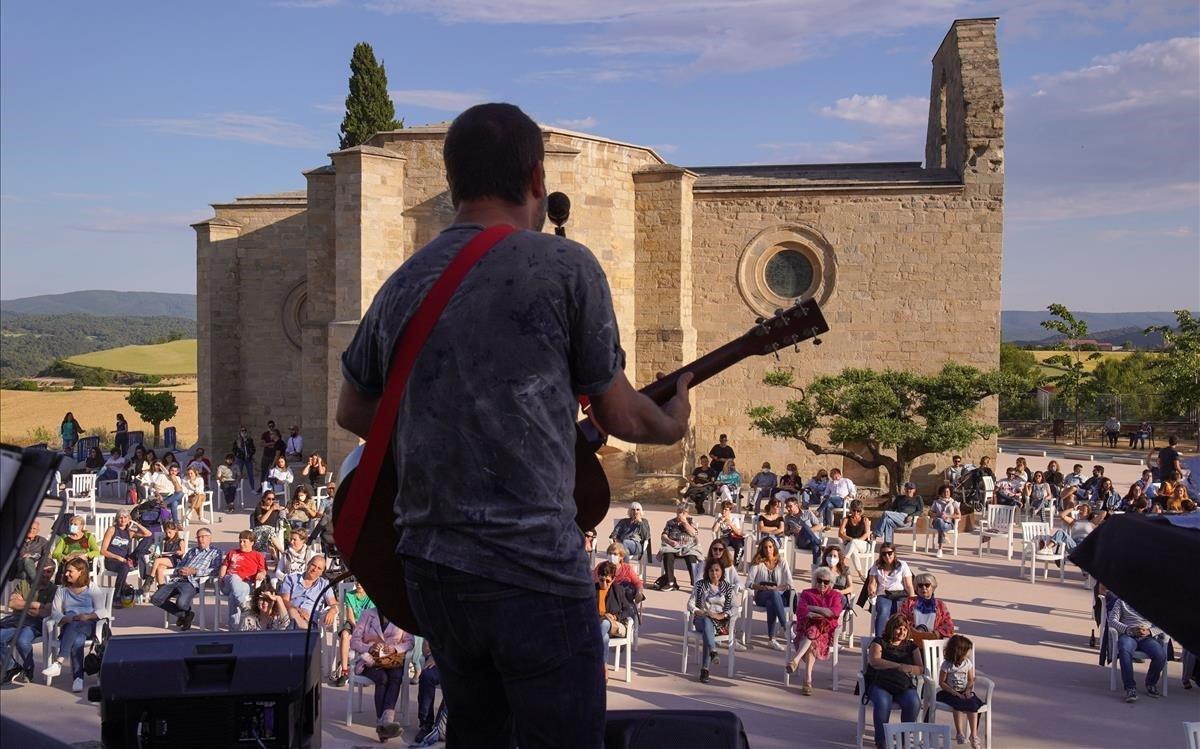 6 de junio del 2020. Concierto de Mazoni en Santa Coloma de Queralt, una buena iniciativa del Festival Maig. A pesar de la distancia entre público y músico y todos los protocolos, el artista, con un buen repertorio, consiguió que dos amigas se levantasen de la silla y empezasen a bailar.