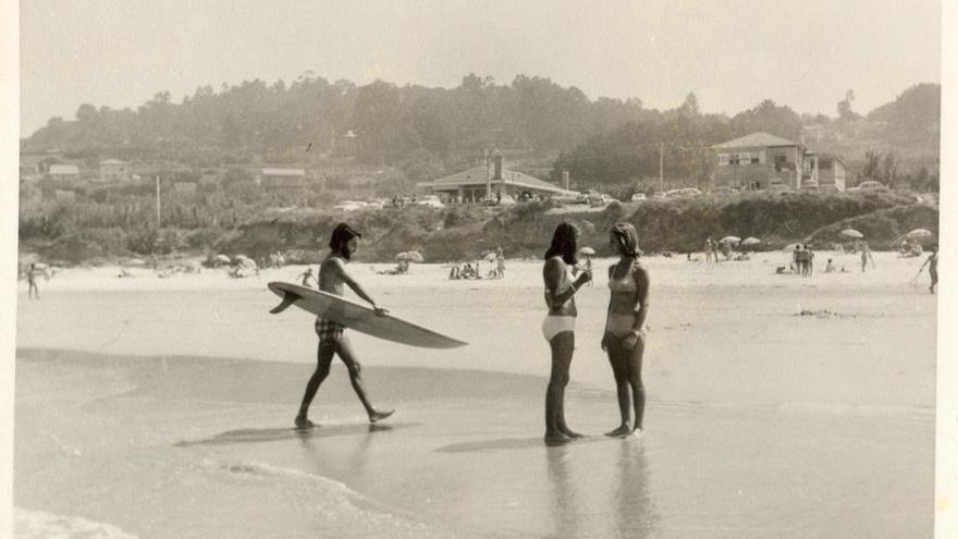 Un surfista en los años setenta en la playa de Patos. // Océano Surf Museo