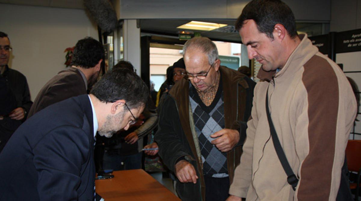 El president de la cooperativa, Fernando Falcó, i el president de l’Associació d’Afectats de la secció de crèdit de l’Aldea, Ramon Calres, han estat presents en els tràmits bancaris d’aquest divendres.