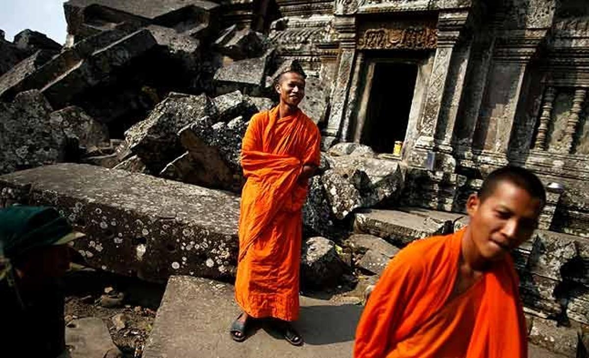Dos monjos budistes surten del seu santuari, el temple de Preah Vihear, a la frontera entre Tailàndia i Cambodja.