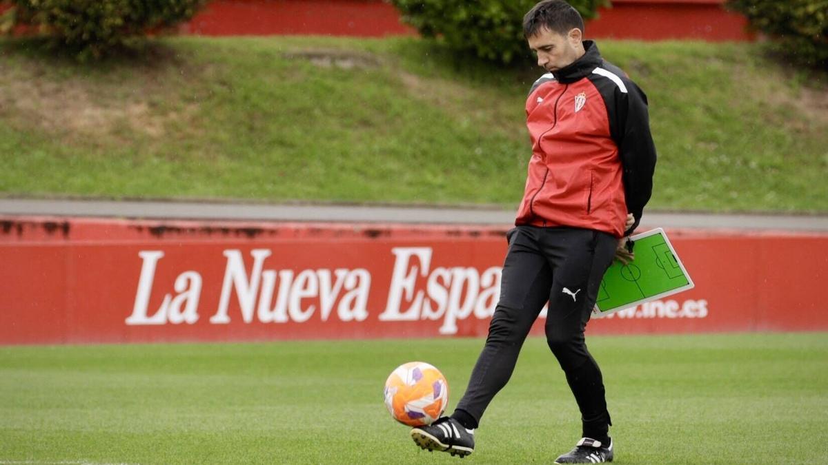 Asier Garitano, durante el entrenamiento del Sporting de Gijón en Mareo.