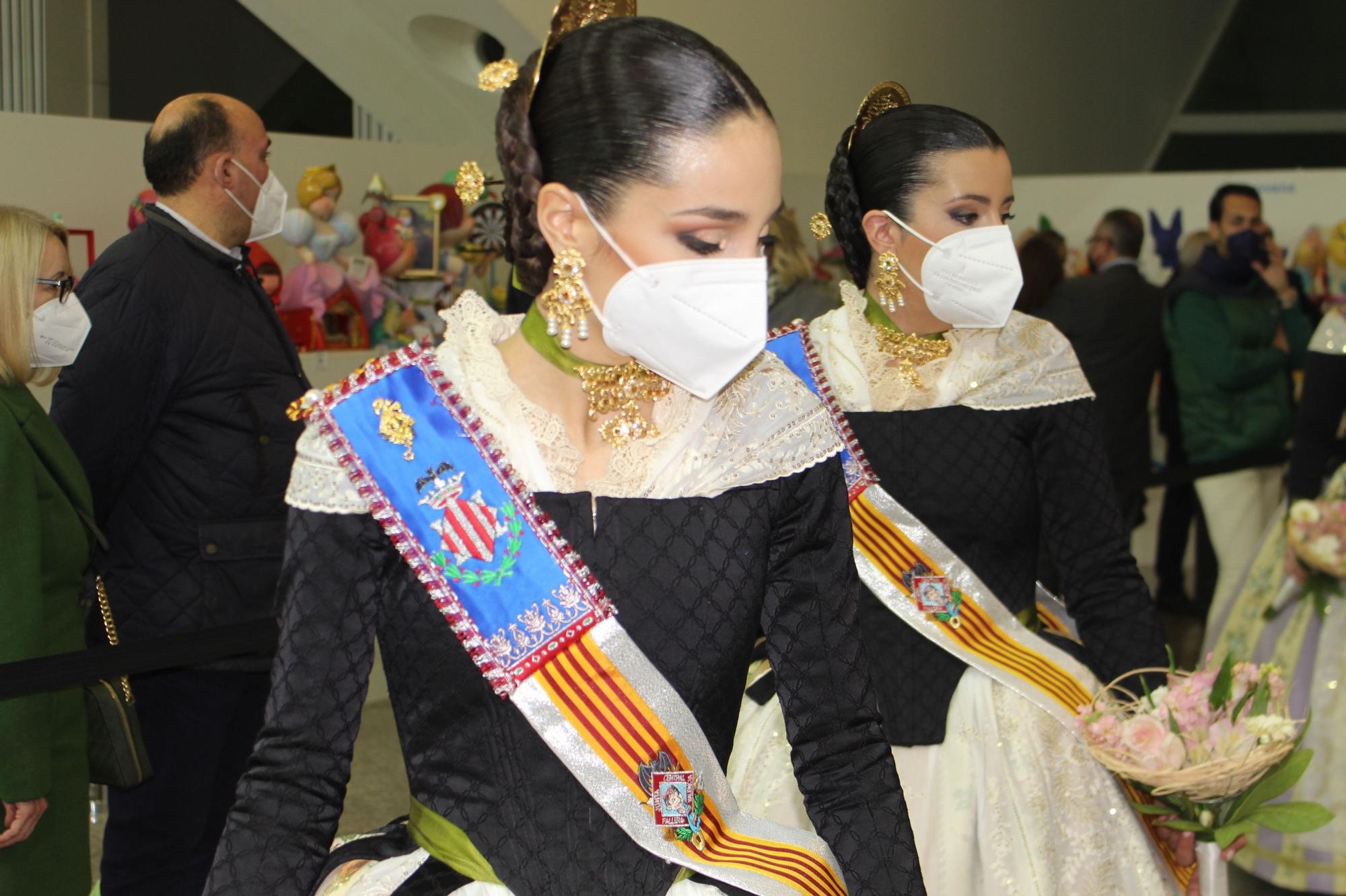 Jubones negros y ninots. Noche de estreno para la corte de las Fallas 2022