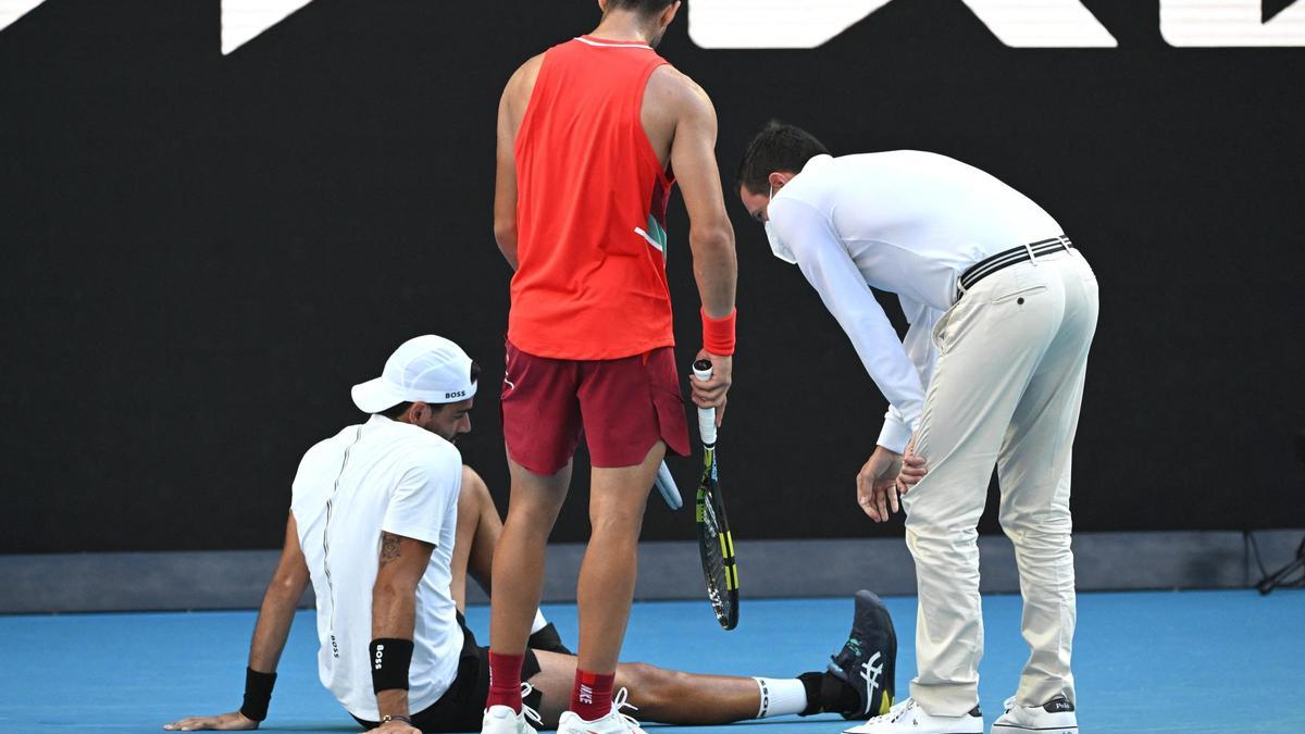 Carlos Alcaraz se interesa por Berrettini tras sufrir el italiano una torcedura de tobillo