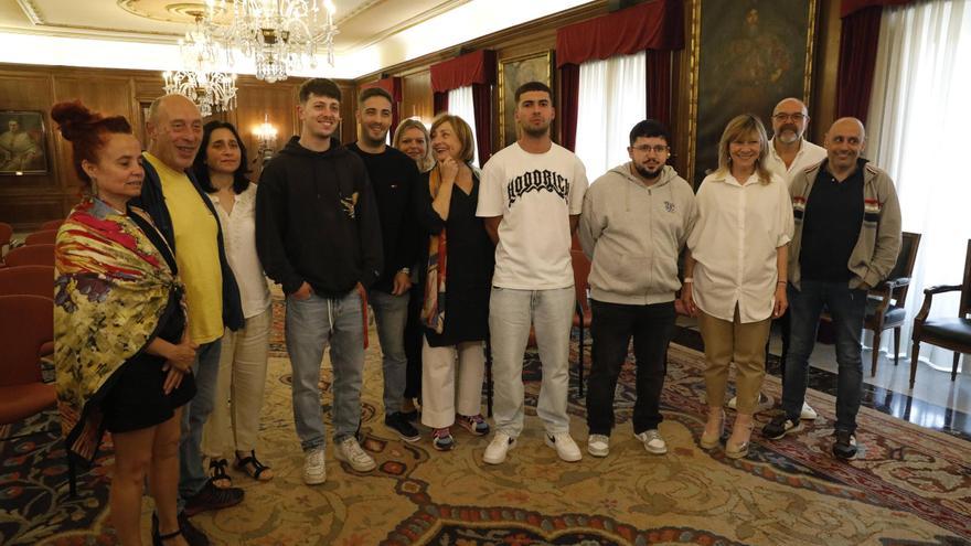 EN IMÁGENES: Así fue la recepción del Ayuntamiento de Avilés a los cuatro jóvenes héroes que alertaron a los vecinos de un edificio en llamas