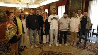 La Alcaldesa de Avilés recibe a los cuatro jóvenes héroes que alertaron a los vecinos de un edificio en llamas: "Sois referentes de cómo actuar ante imprevistos"
