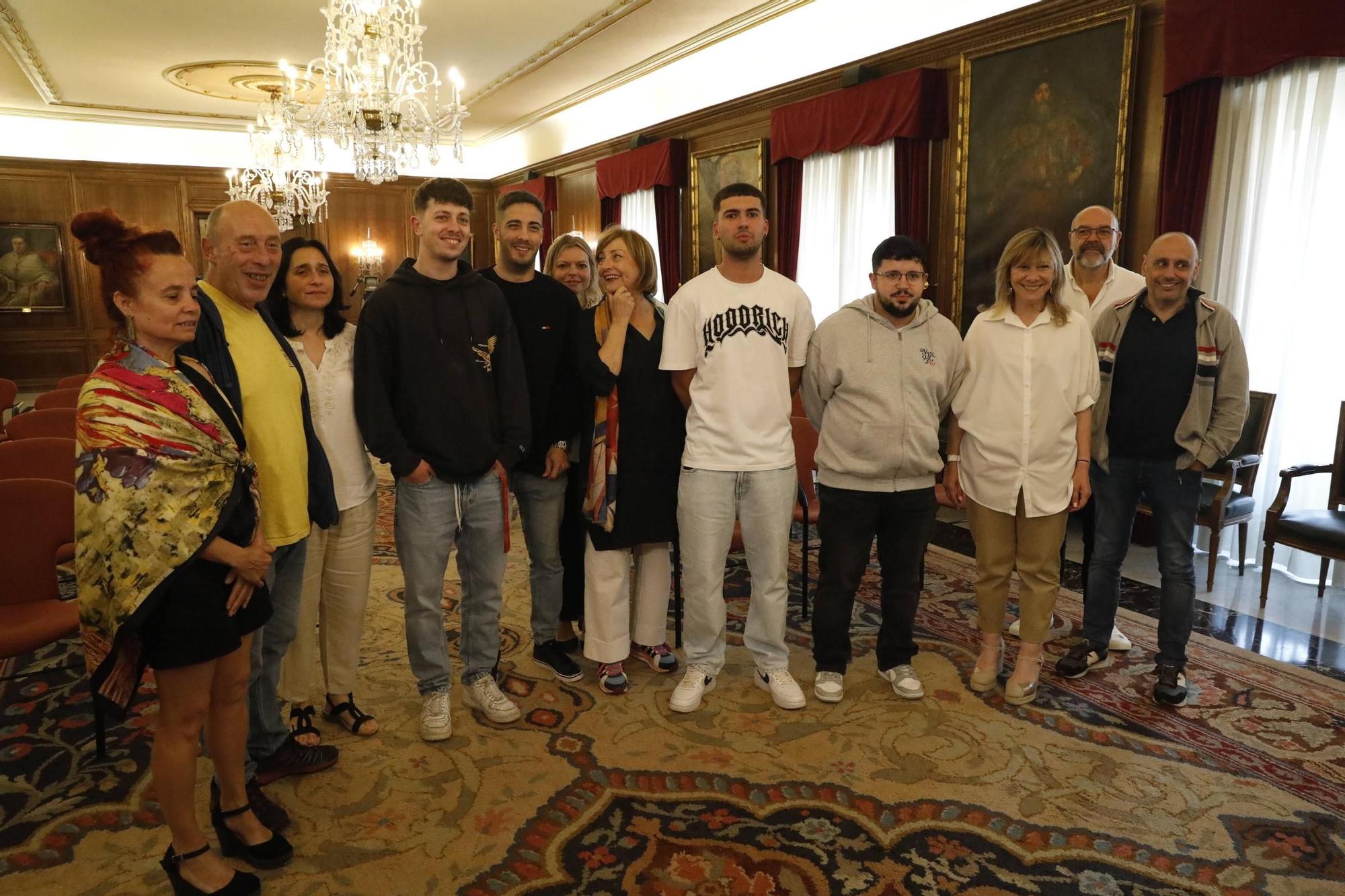 EN IMÁGENES: Así fue la recepción del Ayuntamiento de Avilés a los cuatro jóvenes héroes que alertaron a los vecinos de un edificio en llamas