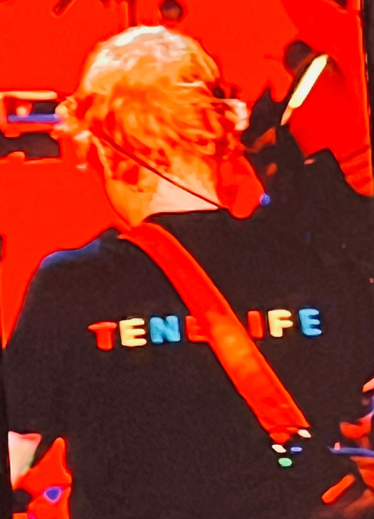 Ed Sheeran viste una camiseta con la palabra Tenerife.