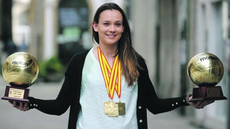 Helia González, con los dos trofeos de MVP de la Copa de la Reina y de la Liga y las tres medallas del año (Supercopa, Copa y Liga). / juan varela