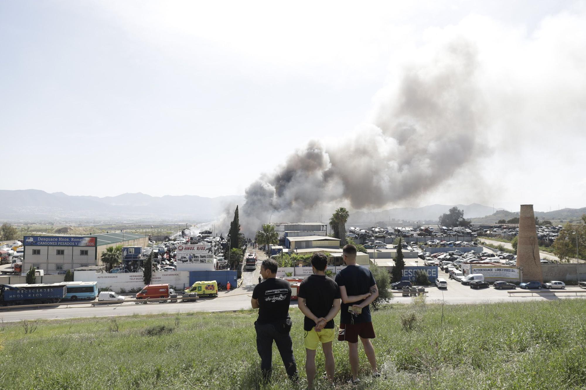 Imágenes del incendio de un desguace en Los Asperones