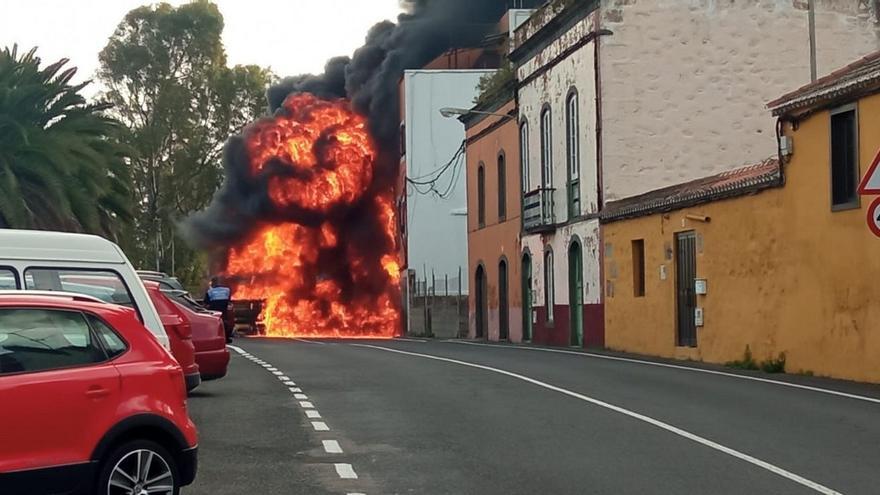 Incendio en Gran Canaria: un camión grúa arde en Santa Brígida