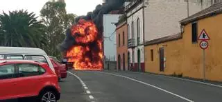 Incendio en Gran Canaria: un camión grúa arde en Santa Brígida