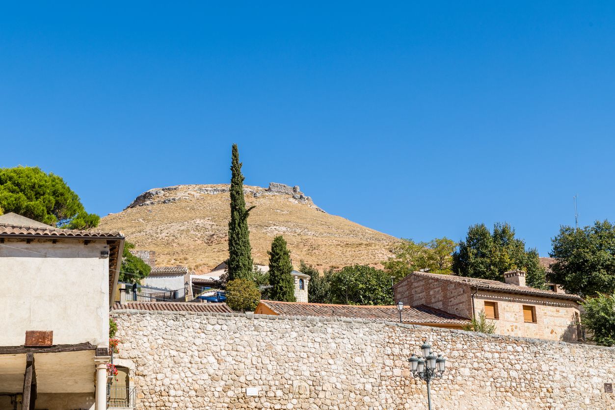 Las ruinas del castillo dominan el pueblo desde lo alto del cerro
