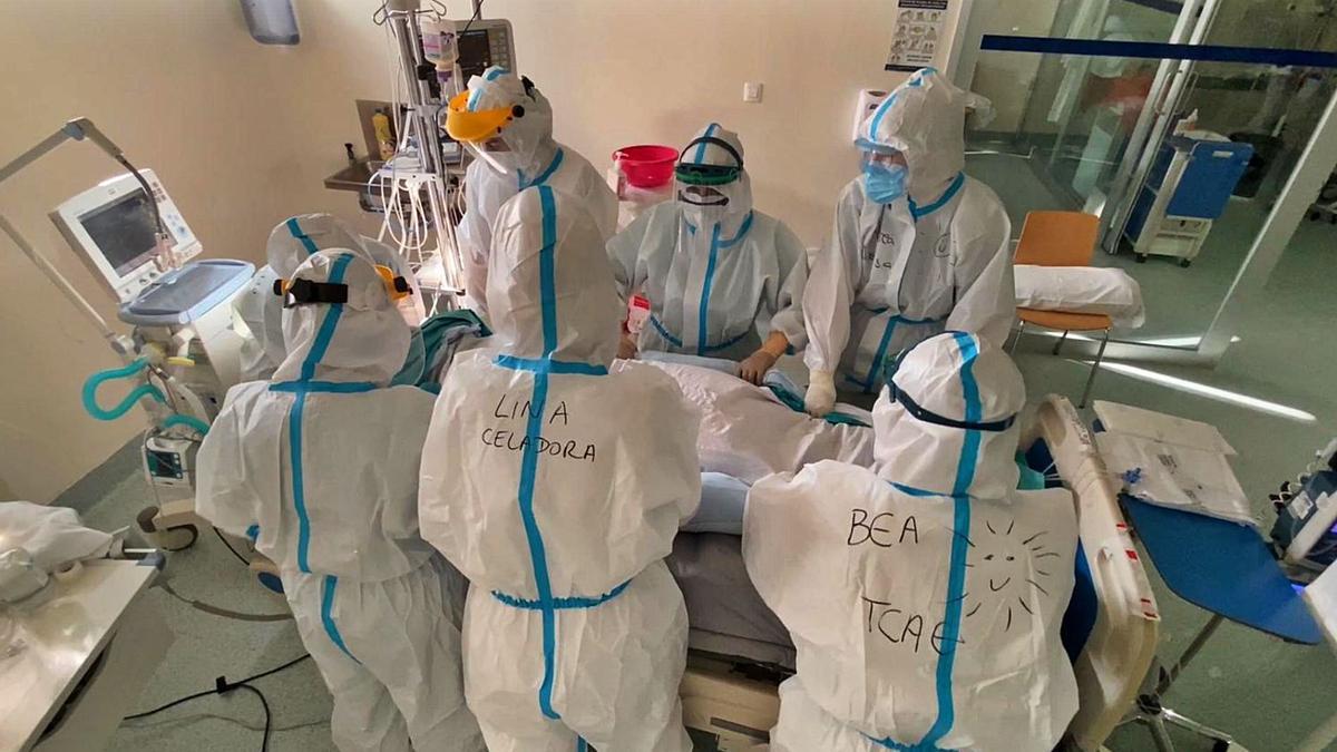 Sanitarios del hospital de Ourense atinden a un paciente en estado crítico por COVID.