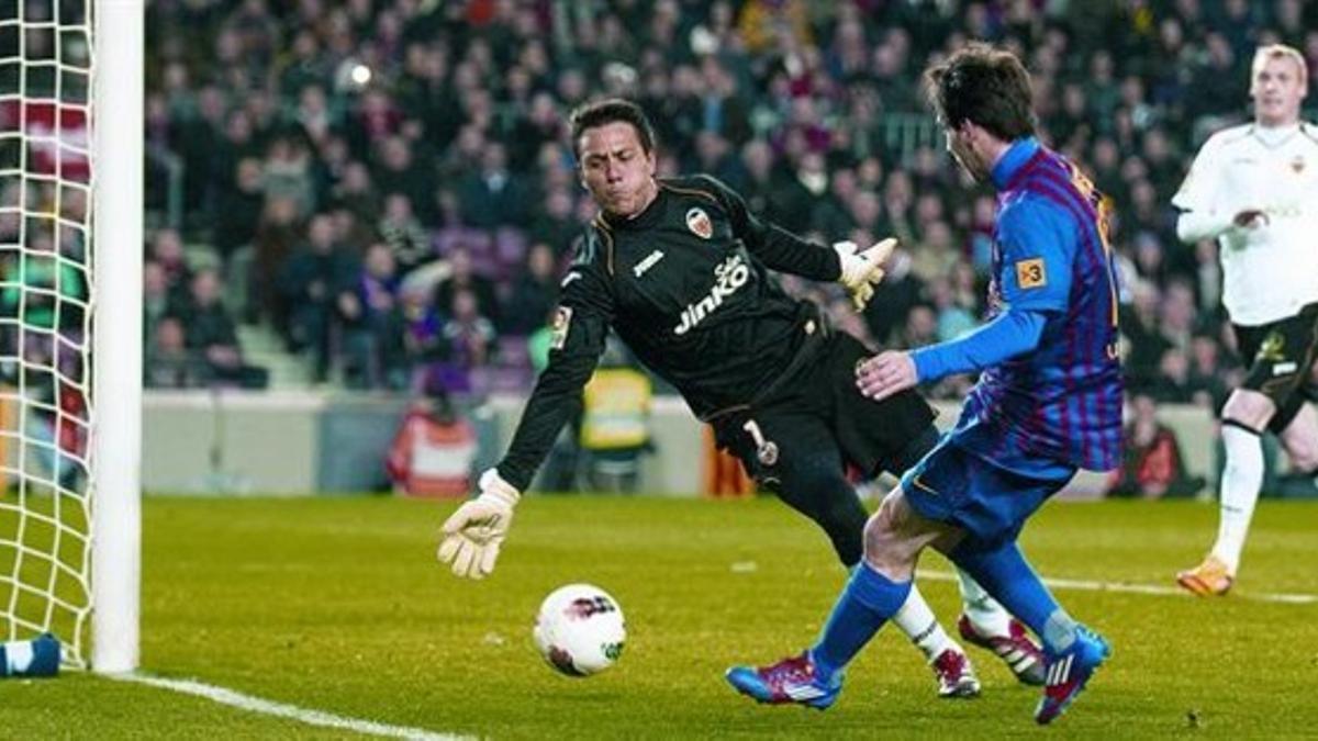 Messi bate a Diego Alves por el palo corto, anoche en el Camp Nou.