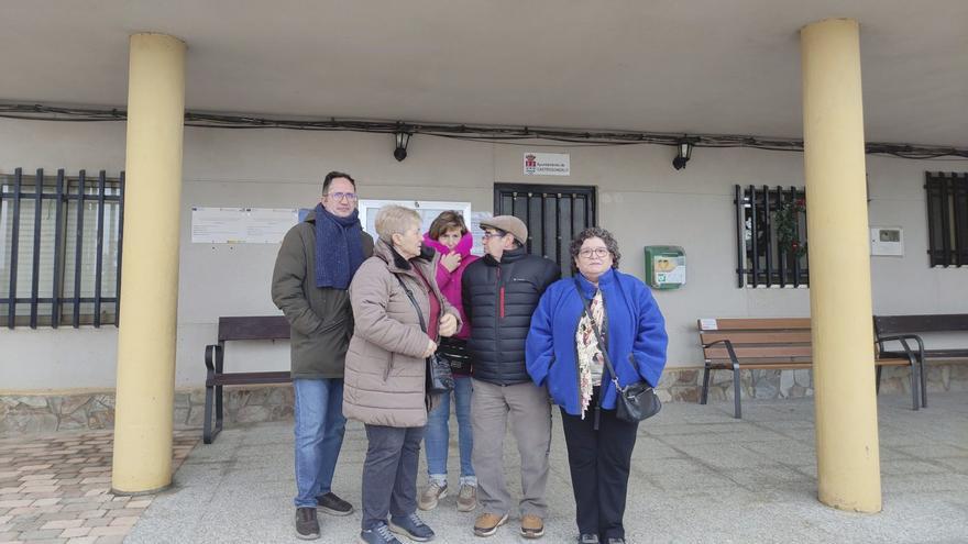 Representantes de las familias de los dos represaliados, a las puertas del Ayuntamiento de Castrogonzalo. | E. P.