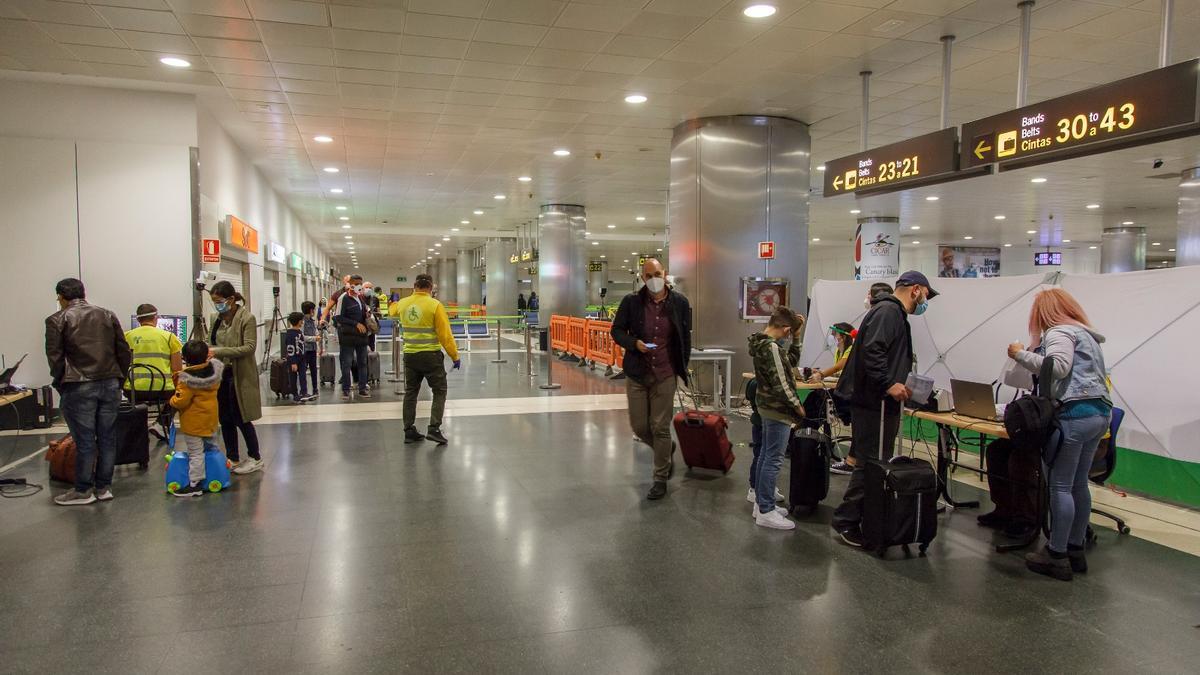 Pasajeros nacionales en el punto de control de Covid-19 en uno de los aeropuertos canarioas.