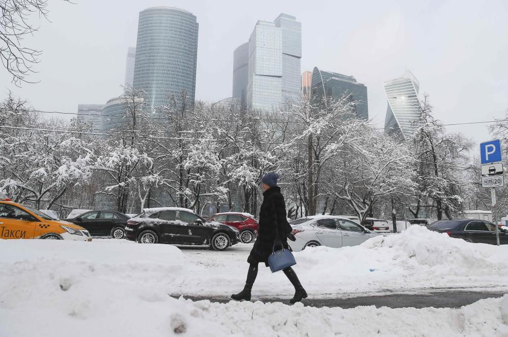 Las autoridades rusas han llamado al Ejército para afrontar la "nevada del siglo" caída sobre la región de Moscú.