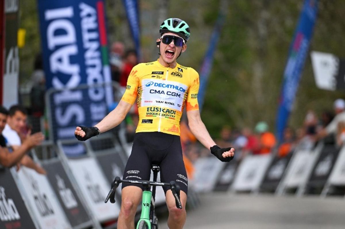 Paul Seixas gana la segunda etapa de la Itzulia.