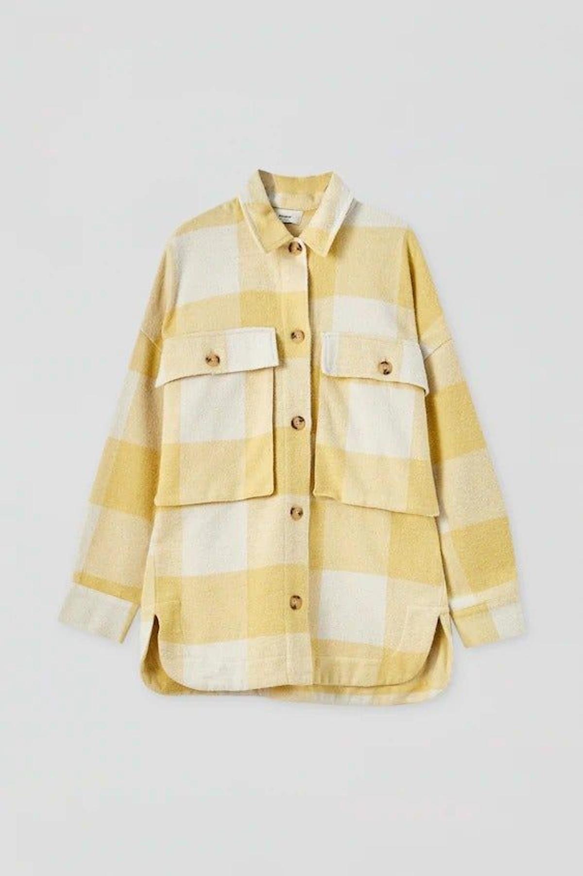 Sobrecamisa oversize de cuadros amarillos, de Pull &amp; Bear (28,79 euros)