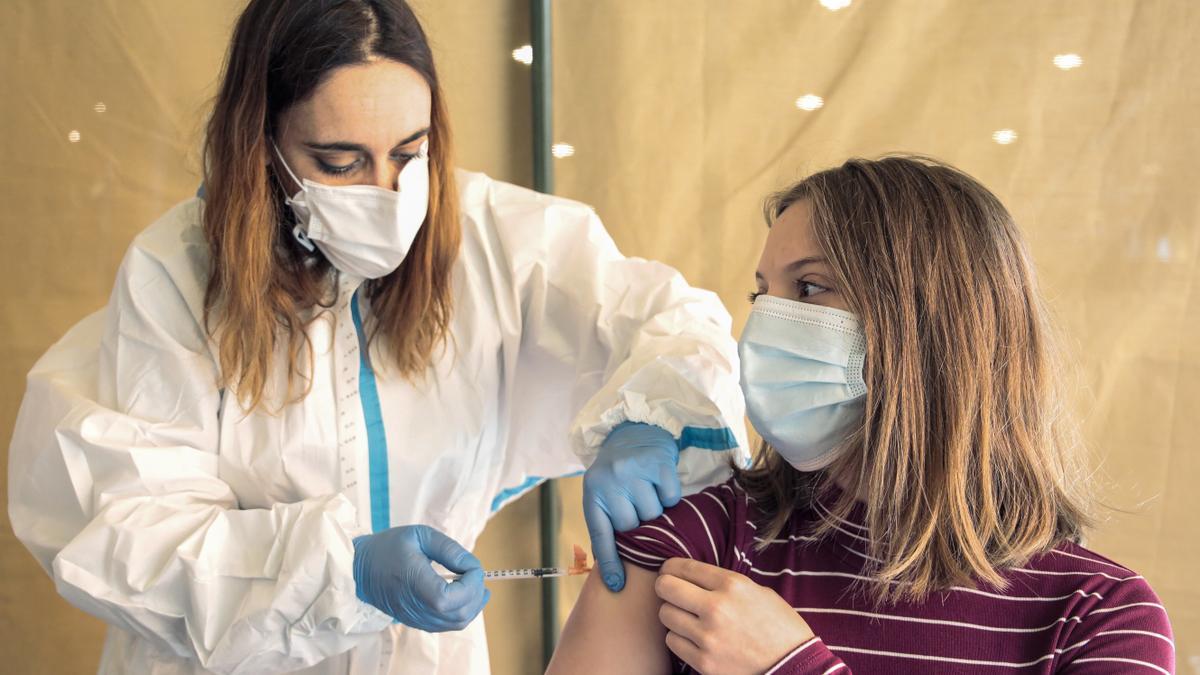Vacunación a estudiantes sanitarios, médicos y odontólogos con dosis de AstraZéneca en el Palacio de Exposiciones y Congresos de León