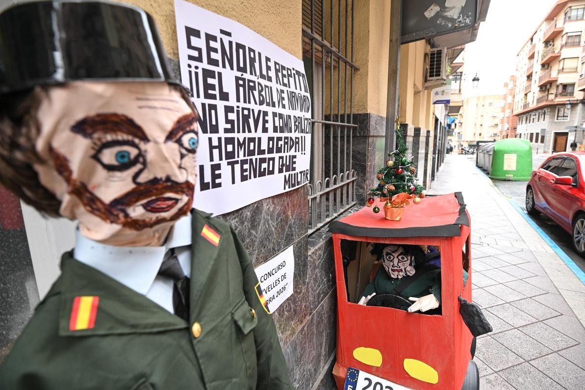 Ninots que hacen una crítica a las balizas impuestas por la DGT ante accidentes