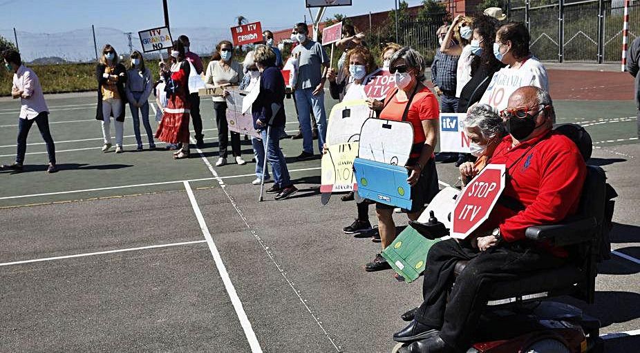 Varios vecinos con carteles de protesta. | Ángel González